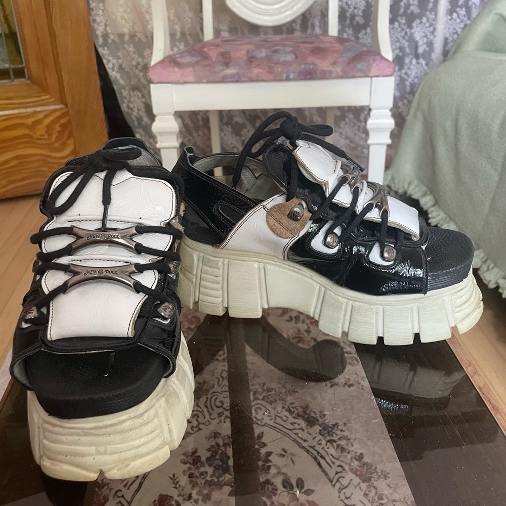 Stylish Black and White Women's Sneakers